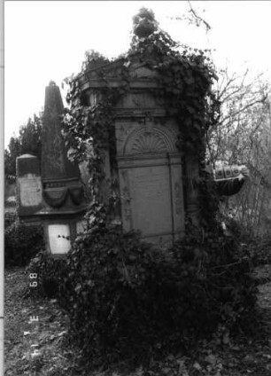 Grabstein 456 (Index: 100093067) Maße HxBxT: 306x133x36 cm Symbolik: Fächer, Verzierungen Besonderheit: Doppelgrab für Eheleute: Grabstein 456