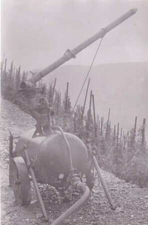 Foto eines Gerätes zum Bespritzen von Weinbergen