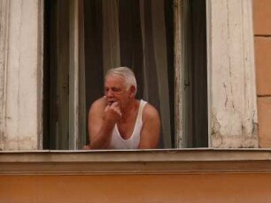 Bürger von Sibiu heute am Fenster seines etwas desolaten Hauses in der historischen Innenstadt