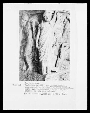 Linke Ecke: Weibliche Figur