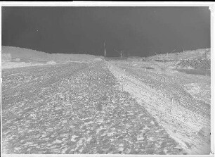 Staustufe Ottendorf. Dammschüttung am linken Mainufer. Rechts im Hintergrund die Wehr- und Schleusenbaustelle. Schweinfurter Pegel = 55 cm.