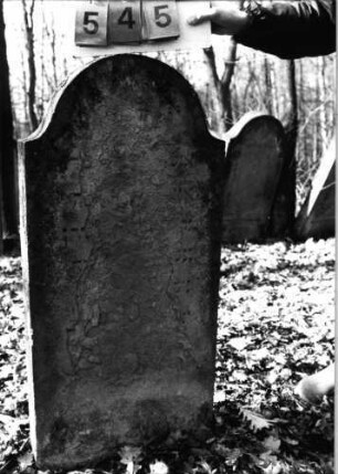 Grabstein 545 (Index: 99753004) Material: Sandstein Zustand: abgeblättert mit fast völl. Textverlust Maße HxBxT: 114x55x9 cm Beschreibung: Stele, eingezogener Rundbogenabschluß: Grabstein 545