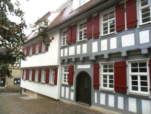 Stadtbild-Spital-Ansicht über Traufseite mit Fachwerkgebäude in Riegelbauweise sowie neuerem Trakt zur Spitalgasse (im Kern Wiederaufbau nach 1635 auf Vorgänger von 1400-Renovierung 2012)