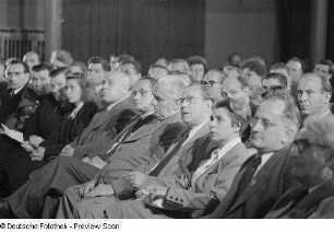 Max Opitz, Wilhelm Pieck sowie Otto und Johanna Grotewohl im Publikum der Eröffnung der Herbstmesse 1950