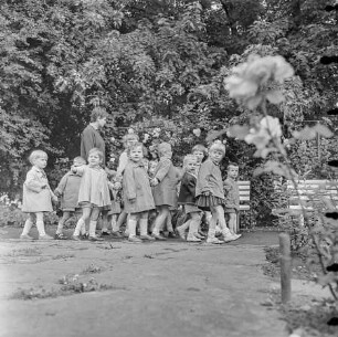 Kindergartengruppe im Volkspark Friedrichshain, Ende 1960er Jahre. SW-Foto © Kurt Schwarz.