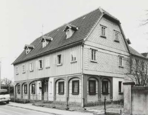 Neugersdorf, Wohnhaus : Neugersdorf (Kreis Löbau-Zittau), Wohnhaus, Käthe-Kollwitz-Straße 1, um 1850, Straßenansicht mit Einfriedung