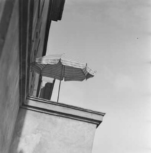 Eine Loggia mit Sonnenschirm