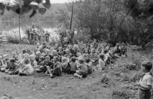 Ferienlager am Teufelssee : Kindergruppe am Ufer sitzend