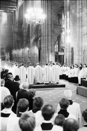 Freiburg: Münster, Priester, stehend