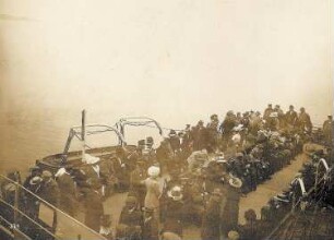 Edinburgh, Schottland. Touristen der Hapag auf einem Tenderboot während der Fahrt auf dem Firth of Forth