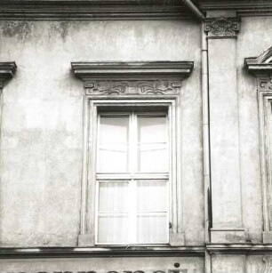 Cottbus. Ehemalige Kornbrennerei Ernst Graske : Cottbus. Wohnhaus, Burgstraße 17. Ende 19. Jahrhundert. Fenster mit Gesimsverdachung (Obergeschoß)