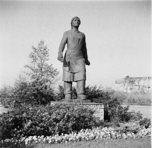 Trümmerfrau : Trümmerfrau. Bronze, überlebensgroß (1952; W. Reinhold). Dresden-Altstadt, Rathausplatz