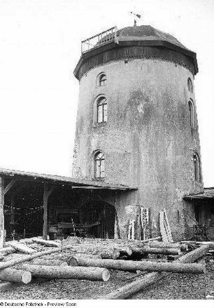 Relikt einer Turmwindmühle, Sachsen (vor 1945). Nachnutzung wohl als Sägewerk
