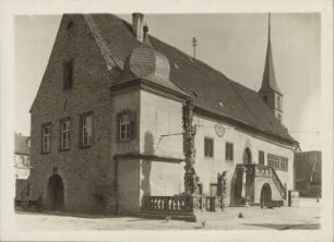 Unterfranken. Frickenhausen am Main. Rathaus (um 1480) mit Mariensäule und Turm der Pfarrkirche