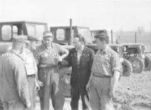 Besprechung auf dem Feld der Feldbaubrigade der LPG Bandelow (Kr. Strasburg)