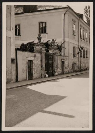 Hofmannsthals Haus in Rodaun, Außenansicht des Eingangstors und des Hauptgebäudes von der Straße aus östlicher Richtung