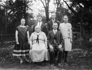 Mittelsachsen, Familienportrait : Mittelsachsen. Gruppenbild einer Familie