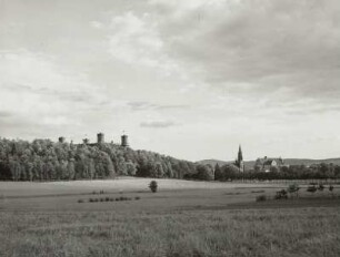 Schloss Kamenz und Klosterkirche St. Marien gegen Reichensteiner Gebirge