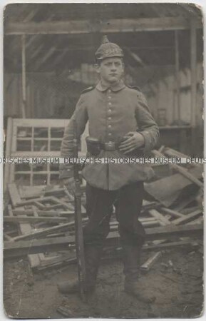 Soldat in Uniform mit Feldpickelhaube