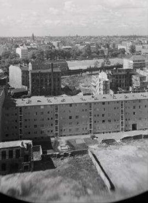 240° Panorama, Bild 2 von 9. Blick entlang der Lobeckstraße vom Landwehrkanal über die Freifläche Ritterstraße Richtung Otto-Suhr-Siedlung. Berlin-Kreuzberg, Wassertorstraße