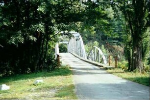 Saalebrücke der 1950er Jahre; bis 1945 gab es eine Holzbrücke
