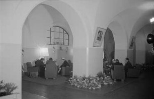 Besucher des Ausstellungstreffes in der Unteren Wandelhalle des Neuen Rathauses während der Frühjahrsmesse