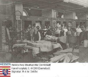 Darmstadt, 1914-1918 / Zentralbad: Hallenschwimmbad als Arbeitsstätte für die Kriegsproduktion / Gruppenaufnahme, Interieur