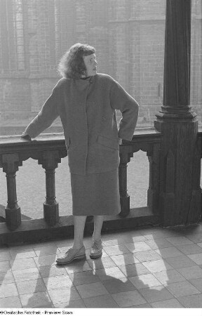 Renate Rössing posiert an einer Balustrade der Albrechtsburg, im Hintergrund der Meißner Dom