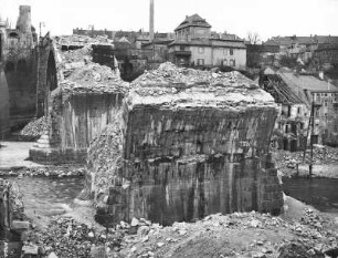 Bautzen. Kriegsschäden 1945. Zerstörte Kronprinzenbrücke : Bautzen. Kronprinzenbrücke (heute: Friedensbrücke). Zerstörter Mittelpfeiler. Blick vom Wohnhaus Uferweg 4