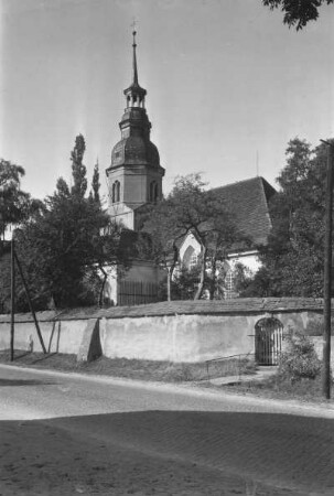 Weixdorf-Lausa. Dorfkirche. Ansicht von Südosten mit Kirchhofmauer