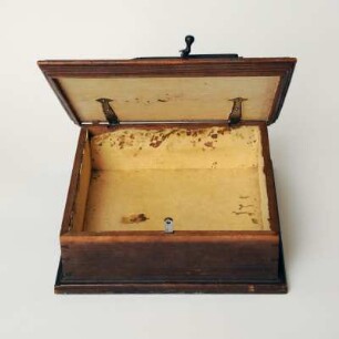 Kasten zur Aufbewahrung von Handschriften : Kasten zur Aufbewahrung von Handschriften (Alte aufgetragenen Mappen welche Churf. Augustus mitt dem Wagen , die Orttung oder schmigung gesucht, vnnd vonn dießenn Rein aufgetragenn, vnnd eine Mappa darauß gemacht wordenn). Holz, dunkel gebeizt, Eisenschloß; Höhe 9,4 cm, Breite (Deckel) 29,6 cm, Breite (Kasten) 26,2 cm, Tiefe (Deckel) 27,2 cm, Tiefe (Kasten) 25 cm (16. Jh.) Zum Teil von des Kurfürsten eigener Hand. Dresden: SLUB Mscr.Dresd.Q.187.m