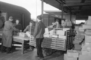 Freiburg: Postbahnhof; Paketverladung aus dem Waggon