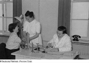 Arzt und Krankenschwester mit Patientin