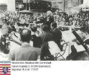 Darmstadt, 1951 / Eröffnung des 1. Heinerfestes auf dem Marktplatz, Gruppenaufnahme