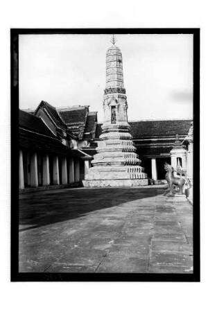 Tempel in Thailand : Thailand. Eine Pradieti im Hof eines Tempels, in auch zwei Wächterfiguren in Gestalt von Löwen stehen, 1908/1913 (vgl. df_hauptkatalog_0507985)