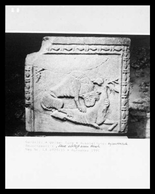 Relief mit einem Löwe, der einen Hirsch reißt