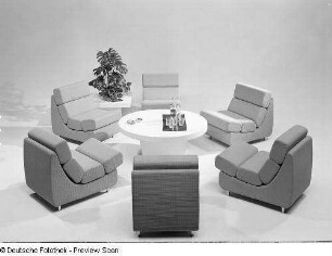 Couchtisch : Sitzgruppe "Cuba" (1972; Möbelkombinat Erfurt (MKE)). Ansicht mit Einzelelementen als Sessel und Couchtisch