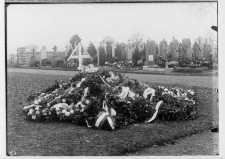Trauerfeier in Inzigkofen für Hans-Georg Waenker von Dankenschweil; Mit Kränzen geschmücktes Grab auf dem Inzigkofer Friedhof