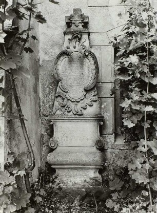 Grabmal der Familie Schneider : Grabmal der Familie Schneider. Sandstein. Um 1775. Wachau-Seifersdorf, evangelische Pfarrkirche, an der Kirchenwand