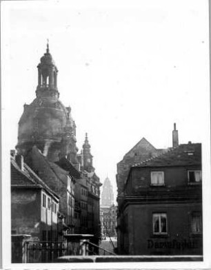 Dresden-Altstadt. Münzgasse. Blick von der Brühlschen Terrasse gegen Frauenkirche und Turm des Neuen Rathauses