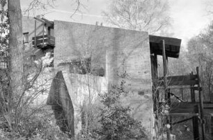 Wettbewerb im neu geschaffenen Architekturpreis um die Weinbrenner-Plakette. Auszeichnung an Dipl.-Ing. Gernot Kramer für ein Wohnhaus an Steilhang vor Waldkulisse