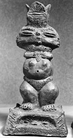 Atlantis-Figuren. Götze mit Krone. Keramik? von H. Groß(-Caracas?)
