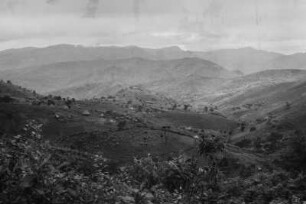 Landschaft : Blick über ein Dorf zu den Usambara-Bergen