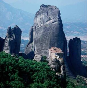 Metéora. Kloster Rousánou vor den Sandsteintürmen