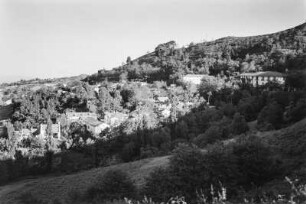 Dorf der Kabylen : Blick in ein Dorf der Kabylen, mit Hotel und Wintersportplatz