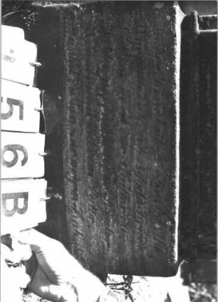 Grabstein 156 (Index: 99788720) Material: Sandstein Zustand: zerbrochen und repariert, verwittert mit sehr großem Textverlust, Aufsatz fehlt Maße HxBxT: 125x48x15 cm Besonderheit: Kindergrab: Grabstein 156B