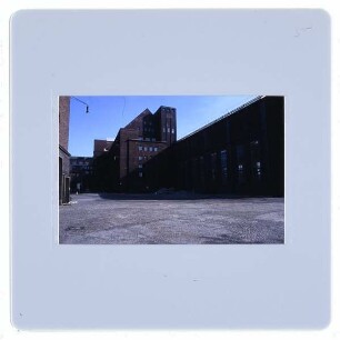 Berlin, AEG-Fabriken am Humboldthain : Innenhof mit Blick auf AEG Fabrik für Transformatoren und Hochspannungsmaterial