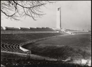 Reichssportfeld (Olympia-Stadion), Berlin: Maifeld, Tribüne und Glockenturm vom Südwall aus gesehen