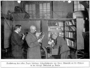 Foto von der Einrichtung einer mobilen Feldbücherei durch die Königliche Bibliothek Berlin (Druck)