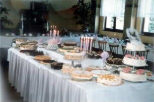 Kuchentafel einer Hochzeit